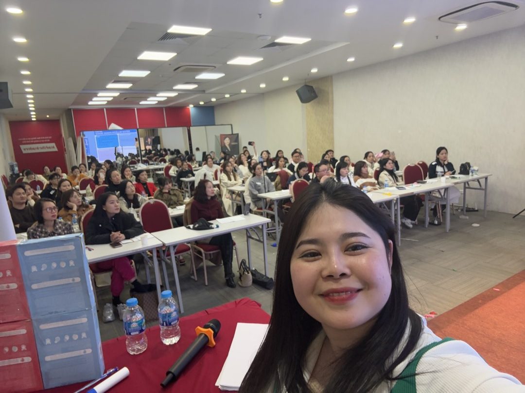 Lan Anh Daily đứng lớp dạy bán hàng online cho học viên