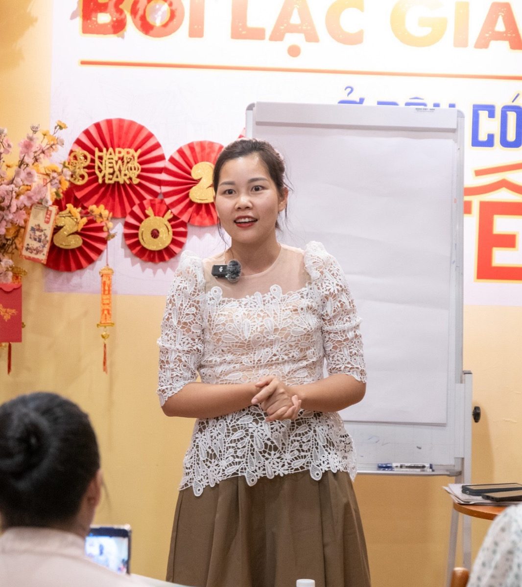 Hương Duyên đứng chia sẻ trước lớp — dám lộ mặt để xây thương hiệu cá nhân